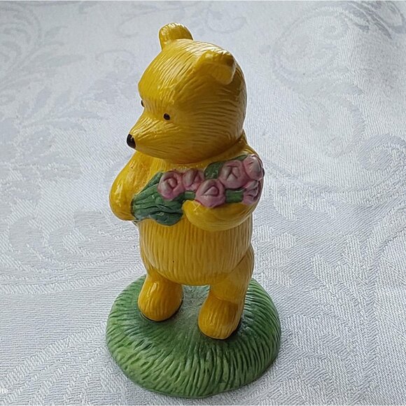 Royal Doulton Winnie the Pooh figurine Thinking of You Bear with Bouquet - Picture 1 of 7